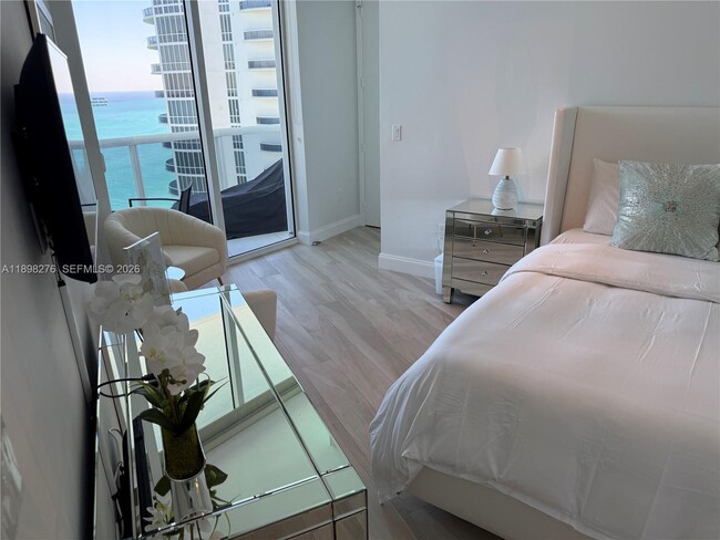 Building Photo - 15901 Collins Ave