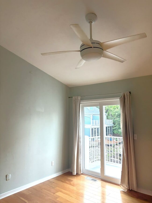 Building Photo - 2BD/2.5BA - TOWNHOME IN MT PLEASANT - AVAILABLE 8/1/26