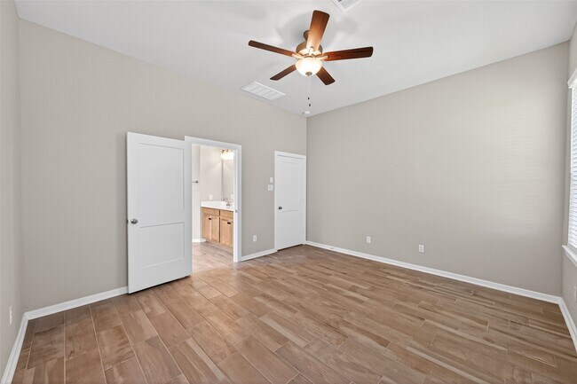 Building Photo - 516 Shine Ct