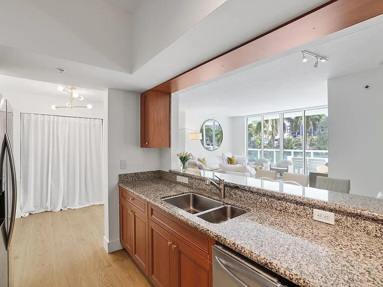 Building Photo - 347 N New River Dr E