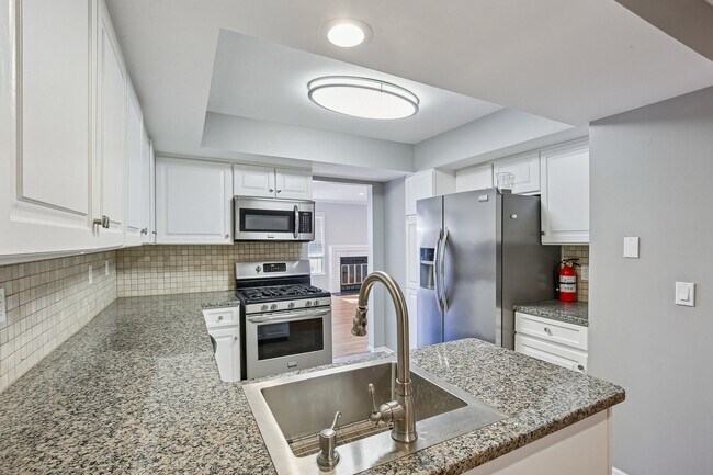 Building Photo - 13 Eton Ct