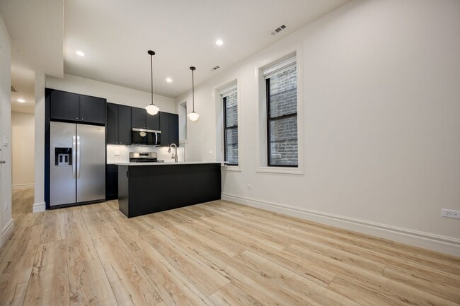 Building Photo - 1710 W Belmont Ave