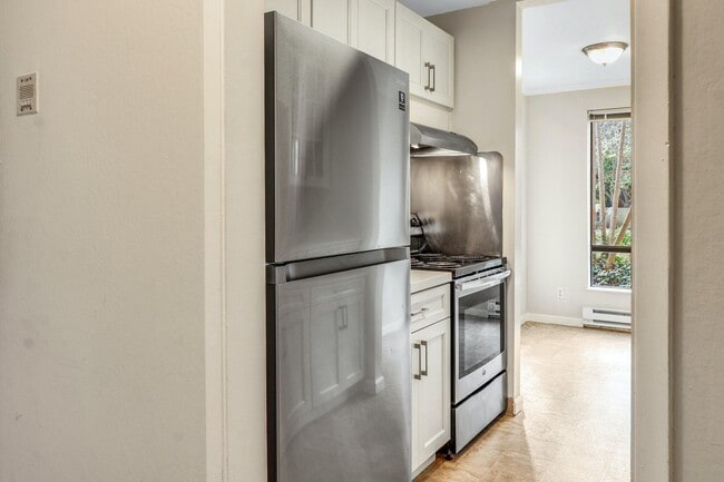 Building Photo - Sunny, 1 bedroom located on the 2nd floor ...
