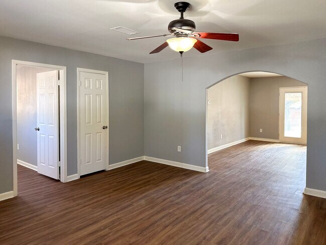 Building Photo - 3 Bedroom / 2 Bath