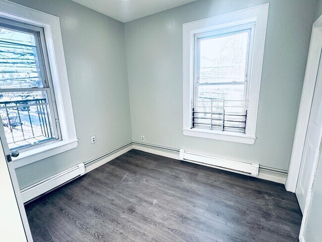 Building Photo - 113 Mallory Ave