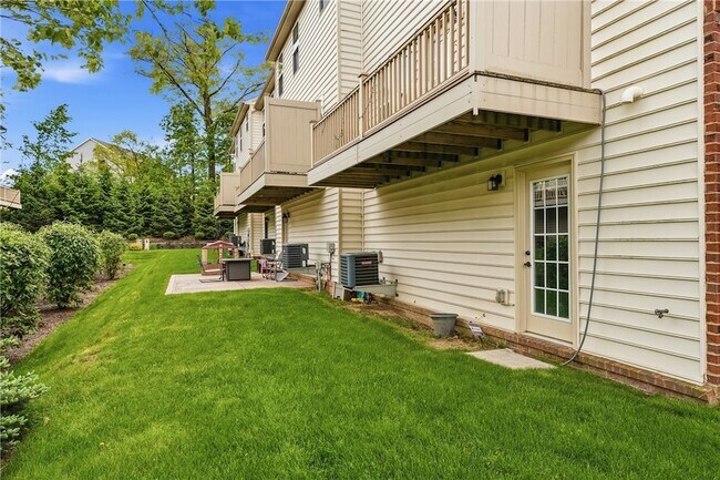 Building Photo - 202 Pointe View Dr