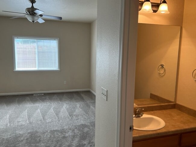 Building Photo - 3 BEDROOM TOWNHOME/ FENCED YARD/ ATTACHED GARAGE