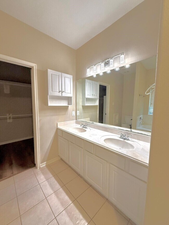 Building Photo - 107 W Spindle Tree Cir