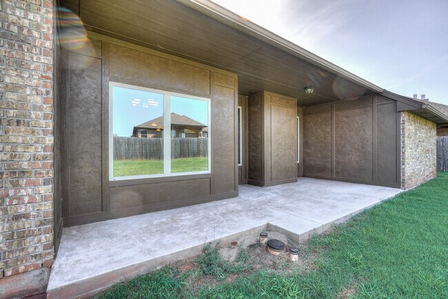 Building Photo - 1713 Pinewood Dr