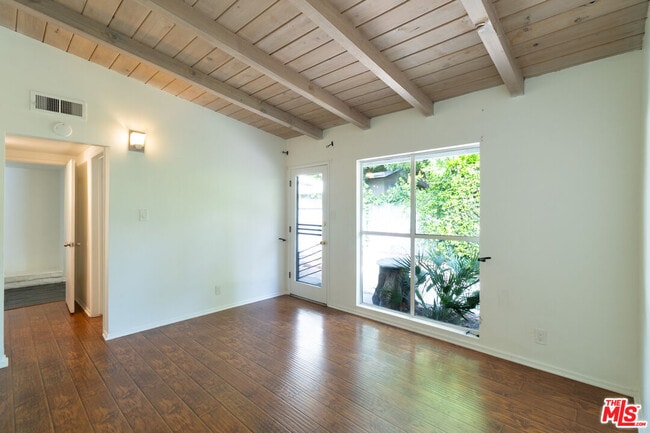 Building Photo - 5652 Fallbrook Ave