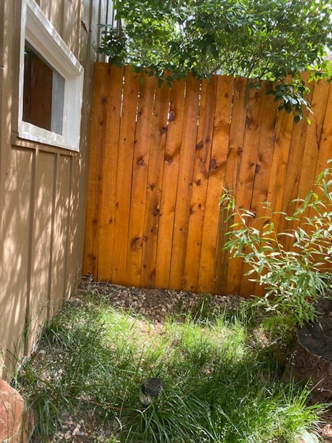 Building Photo - 2 bedroom, 1.5 bath Townhome  $1600/month