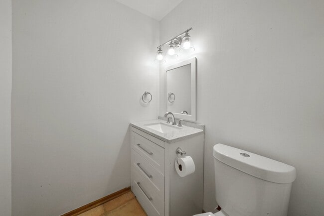 Building Photo - 2 Bed+1 Room in the Basement/1.5 Bath Townhouse