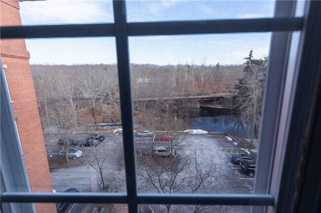 Building Photo - 2 School St