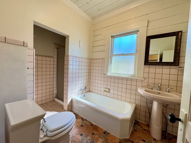 Building Photo - 2 Story home close to downtown