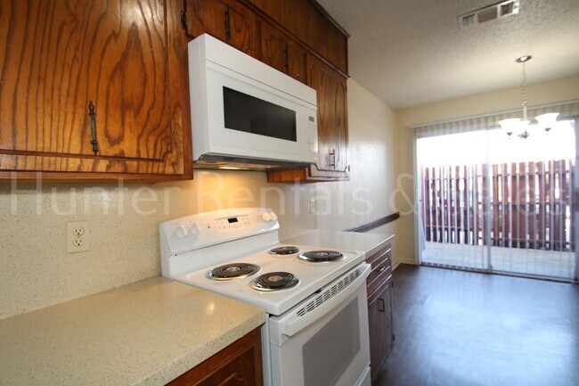 Building Photo - Charming Two-Bedroom Townhome with Fireplace