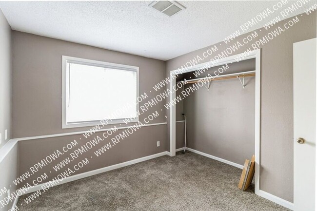 Building Photo - 317 SE Lowell Dr