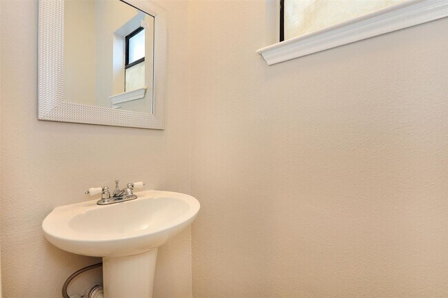 Building Photo - 2600 E San Jose St