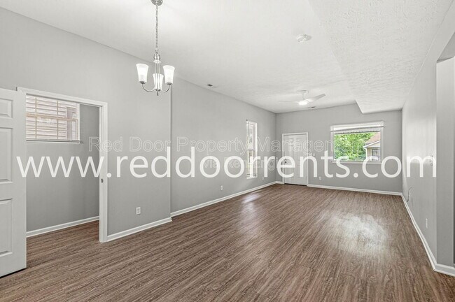 Building Photo - 2345 N Kenwood Ave