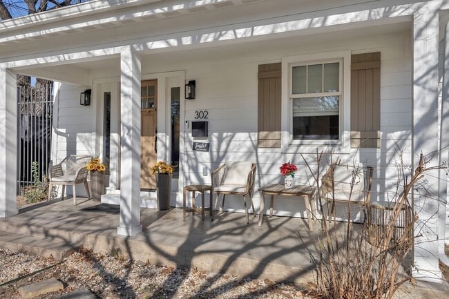 Building Photo - 302 S Saint Mary Ave