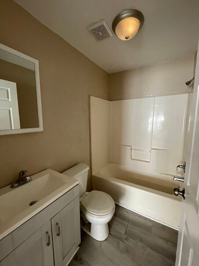 Building Photo - 506 Broad St