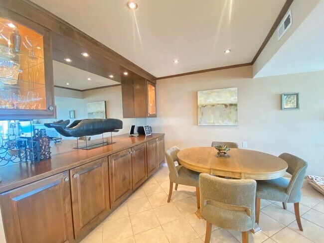 Building Photo - 501 Avenida Del Mar