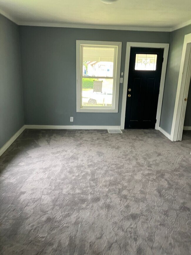 Building Photo - Refreshed 2 bedroom home