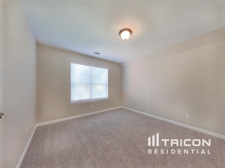 Building Photo - 9451 Woodlawn Dr