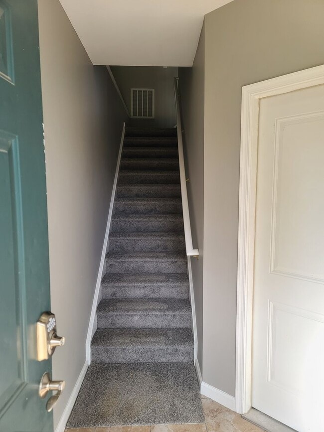 Building Photo - 3 Bedroom 2 1/2 bath townhouse in Waynesbo...