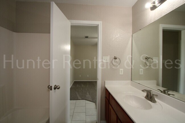 Building Photo - Live Large in Killeen – 5 Bedrooms, Big Va...