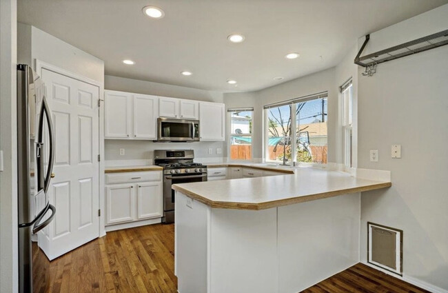 Kitchen - 3011 W Pleasanton Ave