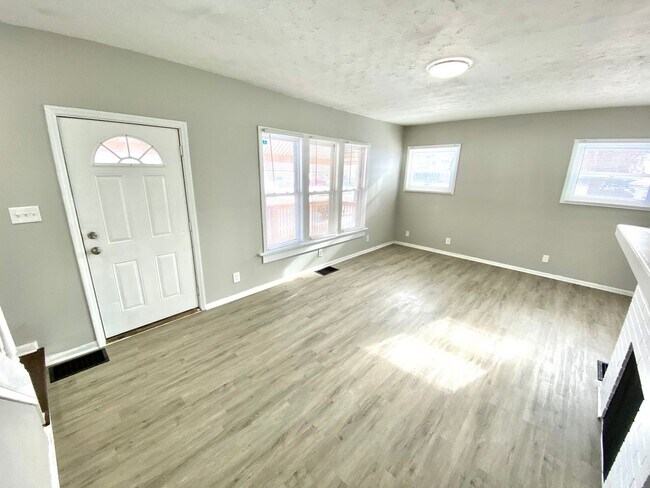 Building Photo - Newly Rehabbed Single Family in Dayton!: N...