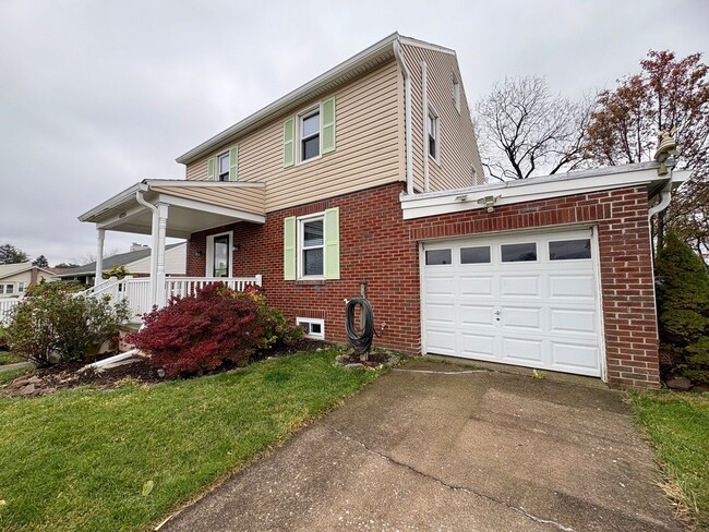 Building Photo - 3 Bedroom 1 Bathroom in Harrisburg!