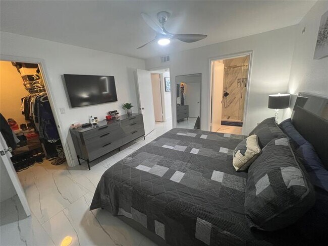 Building Photo - 2425 NW 33rd St