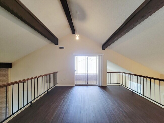 Building Photo - "Charming 3-Bed, 2-Bath Gem in Missouri City - Your Ideal Home Awaits!"