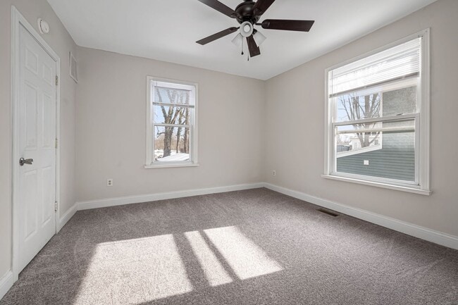 Building Photo - Madisonville- Charming 3+ bedroom 1.5 Bath, 1 car detached