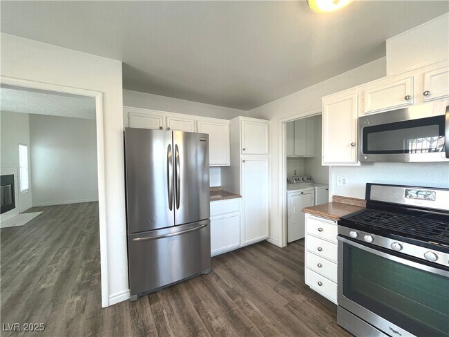 Building Photo - 1537 N Canyon Rose Way