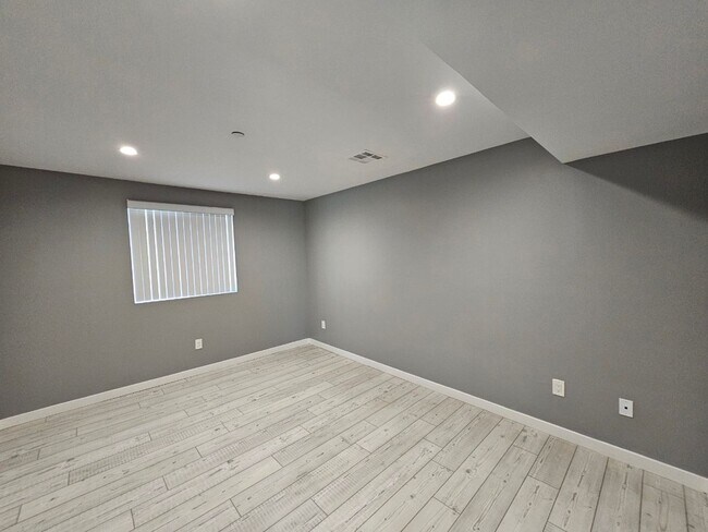 Building Photo - 32(839)