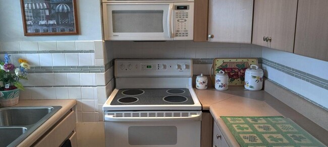 Building Photo - 715 Lori Dr