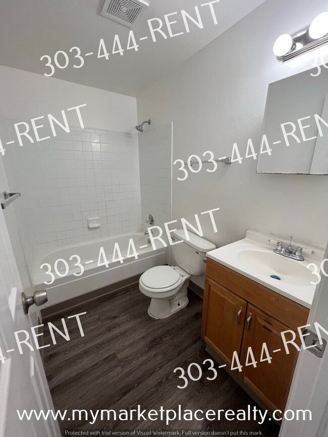 Building Photo - 3 Bedroom 2 Bath Bi-Level Home!