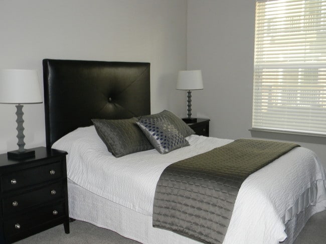 Building Photo - 670 E Algonquin Rd