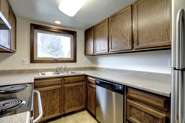 Building Photo - Unique, Rustic, and Spacious Living! Walk ...