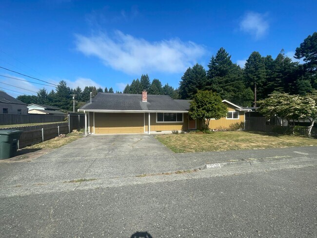 Building Photo - 4590 Excelsior Rd