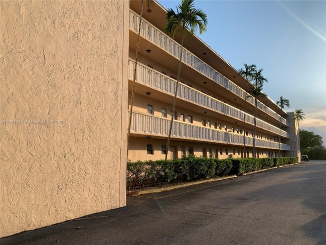 Building Photo - 505 E Dania Beach Blvd