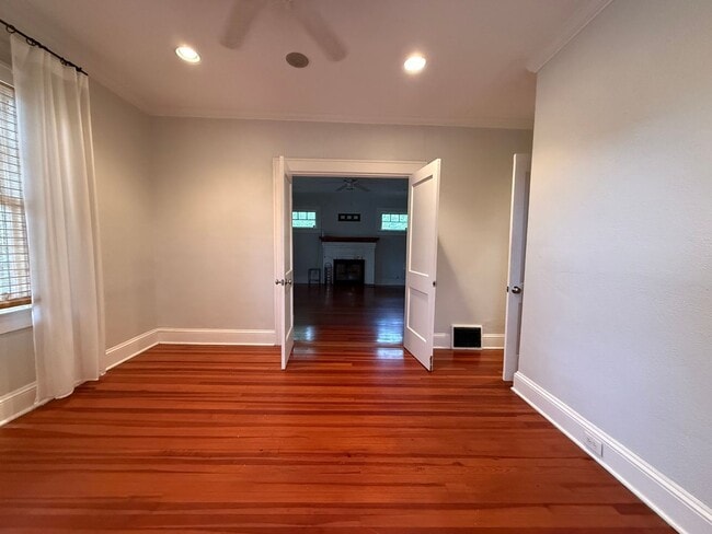 Building Photo - DOWNTOWN house with W/D avail NOW!