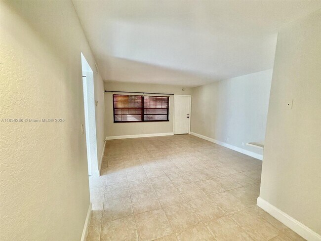 Building Photo - 2624 Riverside Dr