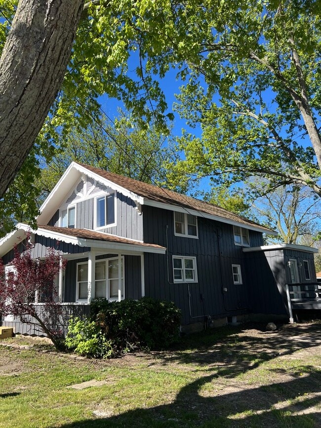 Building Photo - Spacious 4 Bedroom Home - Graafschap