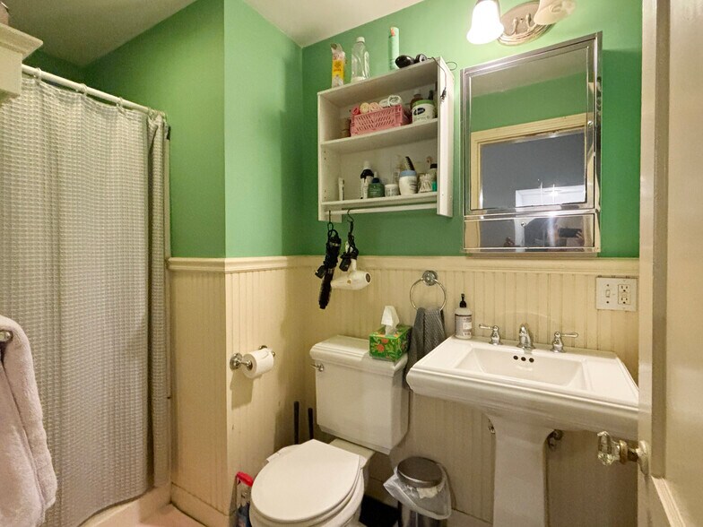 Shared Full Bathroom - 7 Austin Park