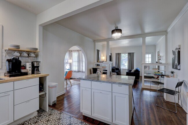 Building Photo - Fully Furnished in Owen Park!