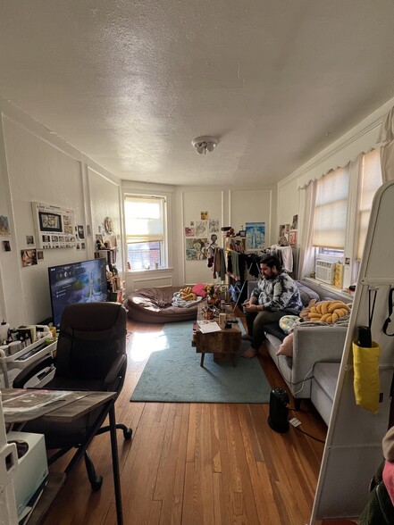 Building Photo - 11 James St