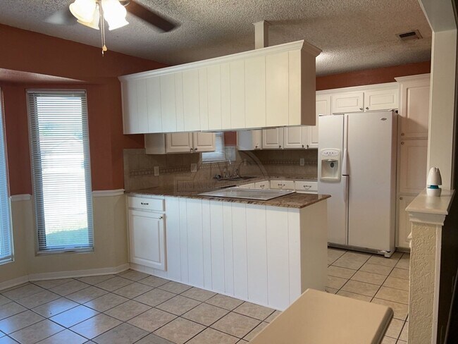 Building Photo - 2733 Phyllis Dr